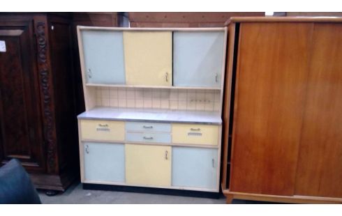 KÜCHENSCHRANK IM VINTAGE-STIL