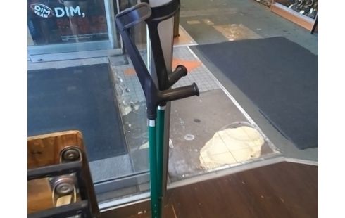 PAIRE DE BEQUILLES .