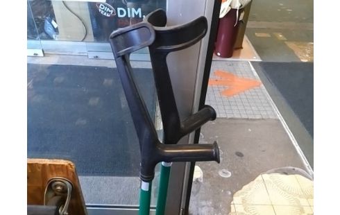 PAIRE DE BEQUILLES .