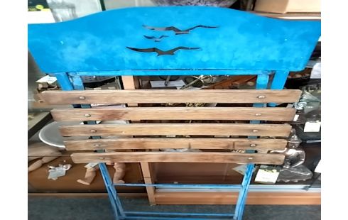 CHAISE PLIANTE Metal bleu lattes bois