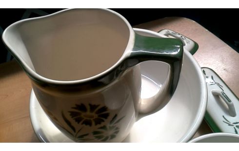 POT A EAU ART DECO. ECRU VERTE