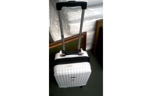 REISKOFFER WIT MELVIN MOBIEL