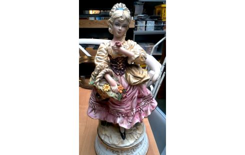 STATUE ITALIENISCH PORZELLAN MET BLUME