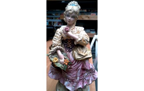 STATUE ITALIENISCH PORZELLAN MET BLUME
