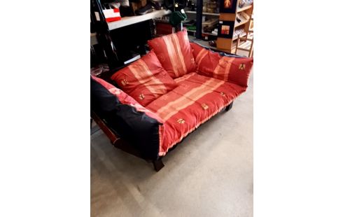 BANQUETTE STYLE FUTON