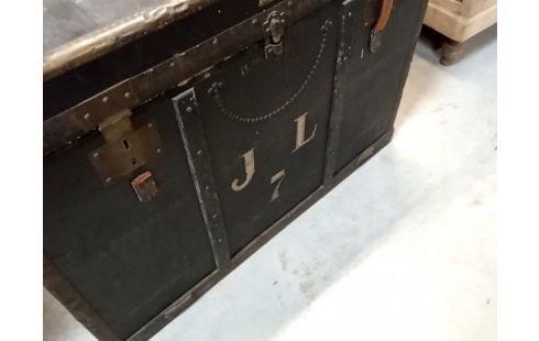 MALLE DE VOYAGE SANGLE EN CUIR ANCIENNE