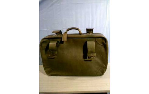 KOFFER GRÜN LEDEROPTIK