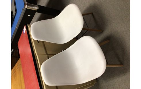 2 CHAISES MODERNE COQUILLE BLANC