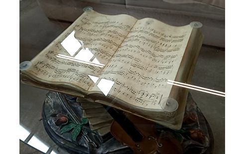 TABLE BASSE LIVRE OVALE EN VERRE