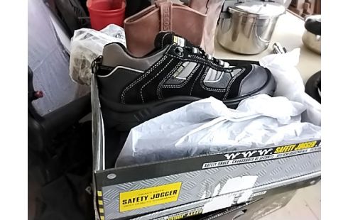 PAIRE DE CHAUSSURES DE SÉCURITÉ T44 SAFETY JOGER