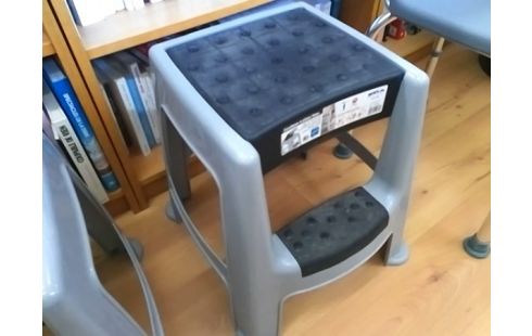 ESCABEAU 2 MARCHES AVEC RANGEMENT