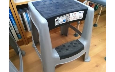 ESCABEAU 2 MARCHES AVEC RANGEMENT