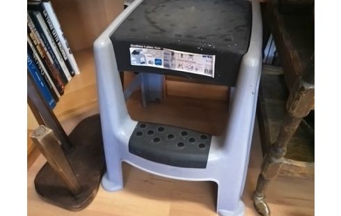 ESCABEAU 2 MARCHES AVEC RANGEMENT