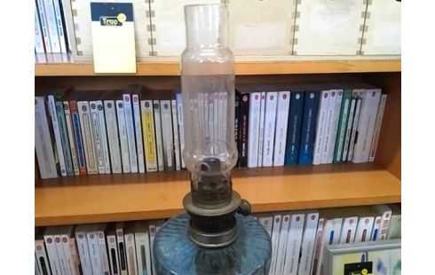 LAMPE A PETROLE VERRE BLEU