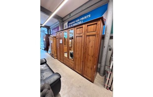 GARDE ROBES EN PIN MASSIF, DOTÉE DE 6 PORTES BATTANTES ET D’UN TIROIR DE RANGEMENT INTERNE + CLE