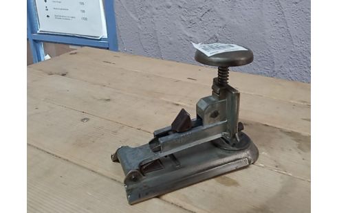 AGRAFEUSE MANUELLE AG12