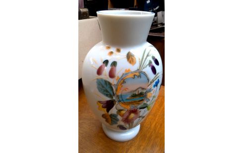 VASE BLANCHE OPALINE FLEUR