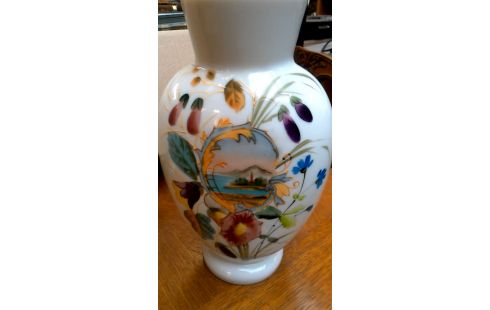 VASE BLANCHE OPALINE FLEUR