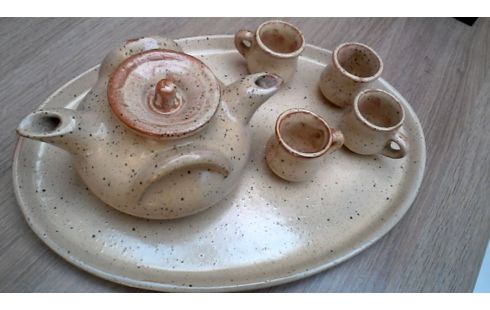 THEESERVIES AARDEWERK