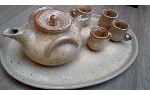 THEESERVIES AARDEWERK