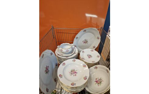 SERVICE DE TABLE porcelaine + /- 40 pcs
