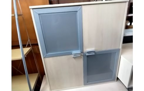 MEUBLE 4 PORTES AVEC PIEDS