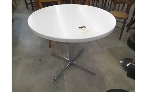 TABLE RONDE PLATEAU EN CORIAN EMPIETEMENT METAL CHROME