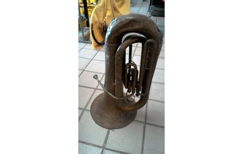 TUBA INSTRUMENT EN L'ETAT