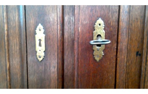 MUEBLE BAJO. ANTIGUO ROBLE ANTIGUO GRANDE MODELADO 4 PUERTAS