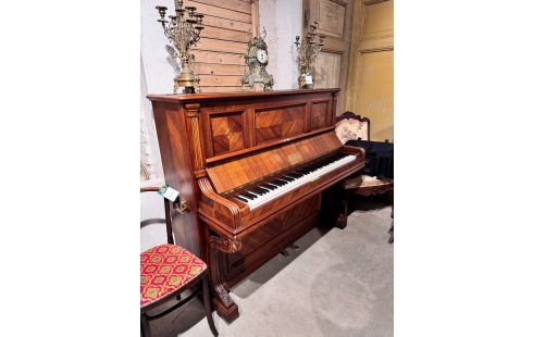 PIANO  DROIT AVEC UN SUPERBE TRAVAIL DE MARQUETERIE MARQUE ÉRARD DE LA FIN DU XIXE OU DÉBUT XXE