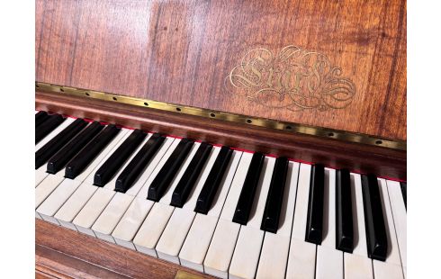 PIANO  DROIT AVEC UN SUPERBE TRAVAIL DE MARQUETERIE MARQUE ÉRARD DE LA FIN DU XIXE OU DÉBUT XXE