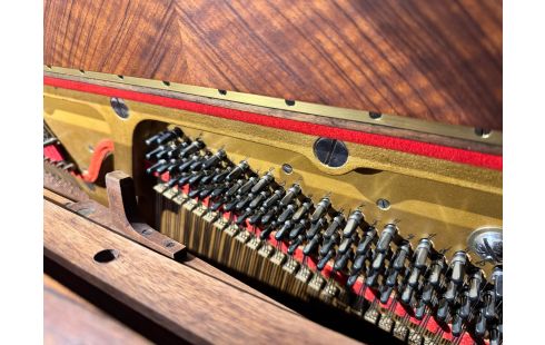 PIANO  DROIT AVEC UN SUPERBE TRAVAIL DE MARQUETERIE MARQUE ÉRARD DE LA FIN DU XIXE OU DÉBUT XXE