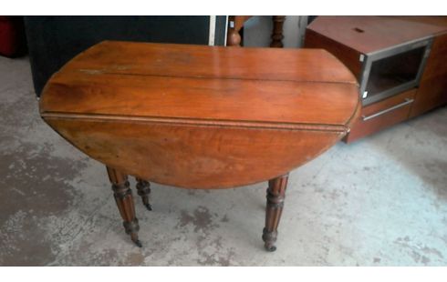 AUSKLAPPBARER TISCH AUF ROLLEN