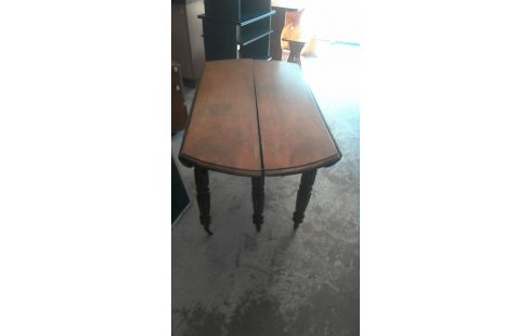 AUSKLAPPBARER TISCH AUF ROLLEN