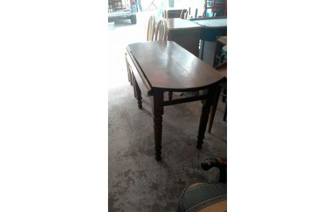 TISCH NUSSBAUM IM DERZEITIGEN ZUSTAND