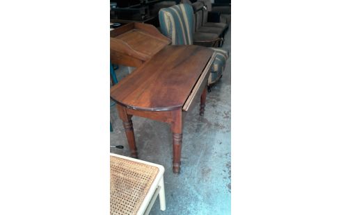 TISCH NUSSBAUM IM DERZEITIGEN ZUSTAND