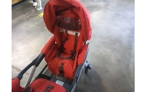 POUSSETTE DOUBLE ROUGE + ACCESSOIRES EN CAISSE