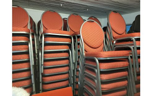 CHAISE EMPILABLE GRISE ET ROUGE