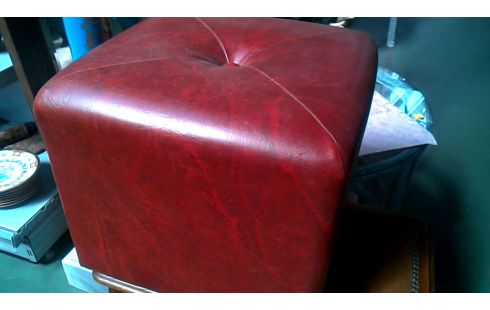 POEF VIERKANT BORDEAUX SIMILI