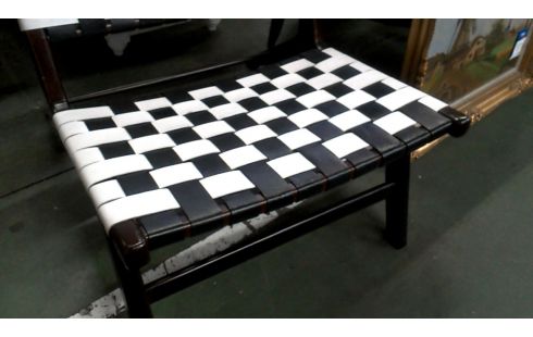 SILLA CUERO NEGRO BLANCA TECA