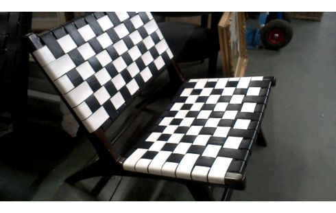 SILLA CUERO NEGRO BLANCA TECA