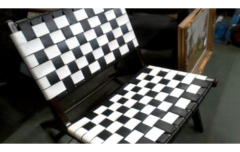 SILLA CUERO NEGRO BLANCA TECA