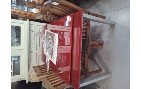TABLE MODERNE DESSUS VERRE ROUGE