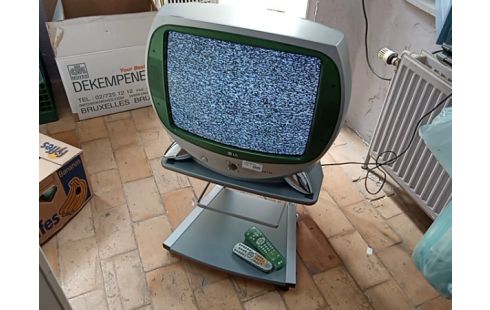 TELEVISEUR LG + MAGNETO RETRO VERT SUR MEUBLE