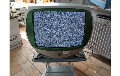 TELEVISEUR LG + MAGNETO RETRO VERT SUR MEUBLE
