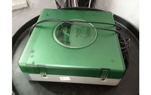 TELEVISEUR LG + MAGNETO RETRO VERT SUR MEUBLE
