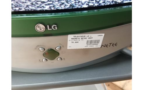 TELEVISEUR LG + MAGNETO RETRO VERT SUR MEUBLE