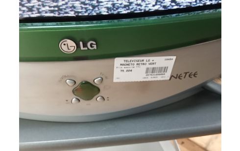 TELEVISEUR LG + MAGNETO RETRO VERT SUR MEUBLE