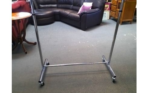 PORTANT VETEMENTS SUR ROULETTES