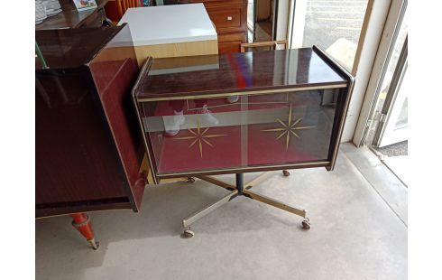 MEUBLE VITRÉ A ROULETTE